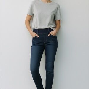 Amazon Essentials Women's Mid Rise Stretchy Straight Pull On Jeans Size Medium